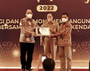 RUKSAMIN MENERIMA PENGHARGAAN YANG DIBERIKAN KEPADA PEMERINTAH DAERAH KAB. KONAWE UTARA DARI KPP PRATAMA KENDARI