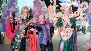 H.RUKSAMIN HADIRI KEGIATAN SULTRA TENUN KARNAVAL KONAWE UTARA USUNG TEMA”LEGENDA OHEO DAN ANAWAI NGGULURI”