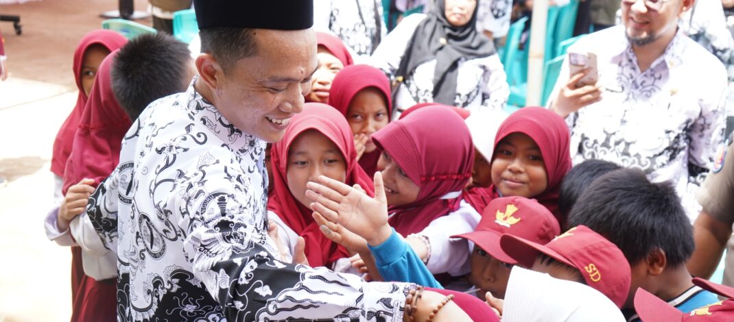 BUPATI KONAWE UTARA RESMIKAN PROGRAM DIGITALISASI DAN JARINGAN PLTS DI SDN 5 ASERA, LANJUTKAN PEMERATAAN PENDIDIKAN KE SELURUH SD SE-KONAWE UTARA