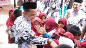 BUPATI KONAWE UTARA RESMIKAN PROGRAM DIGITALISASI DAN JARINGAN PLTS DI SDN 5 ASERA, LANJUTKAN PEMERATAAN PENDIDIKAN KE SELURUH SD SE-KONAWE UTARA