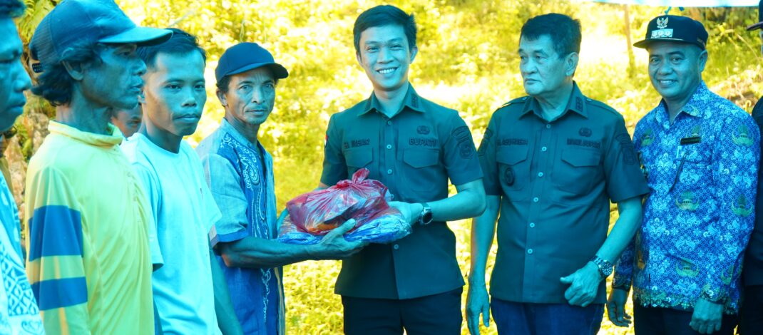 Bupati Konawe Utara Serahkan Bantuan kepada Warga Terdampak Puting Beliung di Desa Padalere Utama