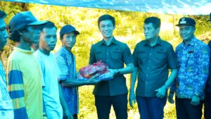 Bupati Konawe Utara Serahkan Bantuan kepada Warga Terdampak Puting Beliung di Desa Padalere Utama