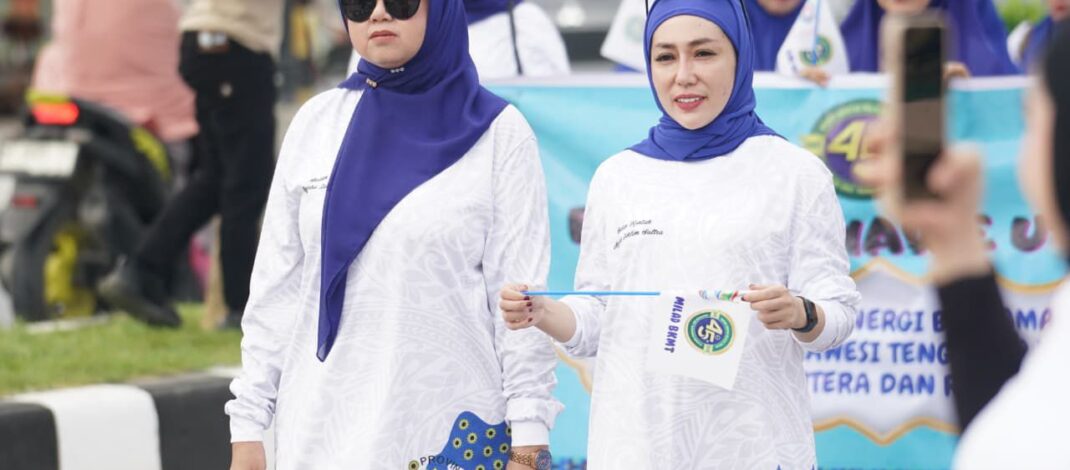 TAMPIL KOMPAK, HJ. WISRA WASTAWATI IKBAR DAN HJ. SARLINA ABUHAERA PIMPIN LANGSUNG KONTINGEN BKMT KONUT DI MILAD KE-45 TINGKAT PROVINSI