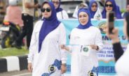 TAMPIL KOMPAK, HJ. WISRA WASTAWATI IKBAR DAN HJ. SARLINA ABUHAERA PIMPIN LANGSUNG KONTINGEN BKMT KONUT DI MILAD KE-45 TINGKAT PROVINSI
