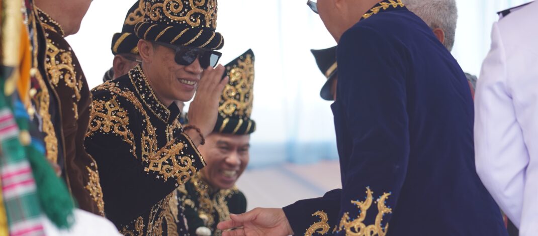 BAWA IDENTITAS BUMI OHEO, H. IKBAR DAN H. ABUHAERA KOMPAK KENAKAN PAKAIAN ADAT TOLAKI DI HUT SULTRA 2026