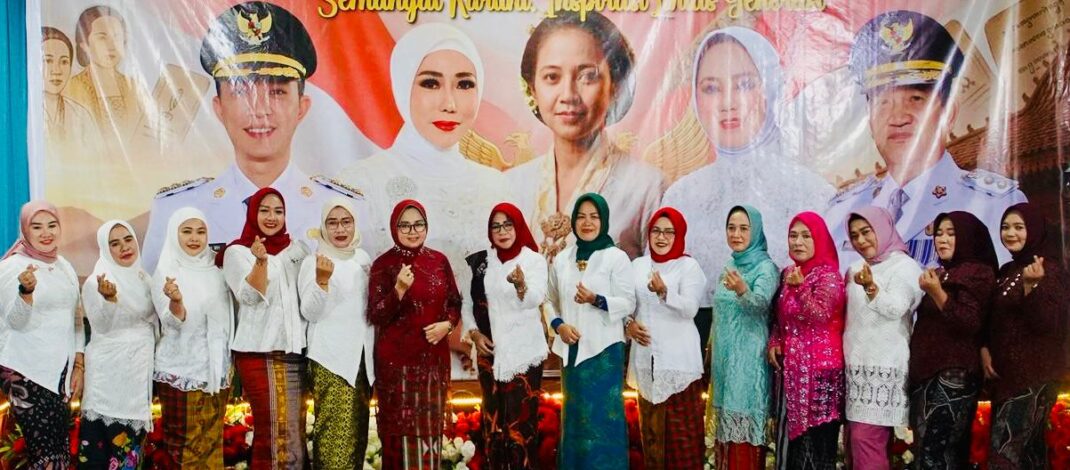 NUANSA KEBAYA DAN TENUNAN WARNAI PERINGATAN HARI KARTINI 2026 DI AULA ANAWAINGGULURI