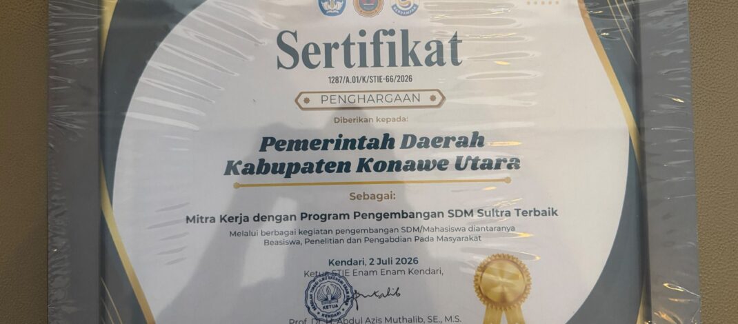 PEMKAB KONAWE UTARA RAIH PENGHARGAAN STIE 66 KENDARI SEBAGAI MITRA KERJA PROGRAM PENGEMBANGAN SDM SULTRA TERBAIK