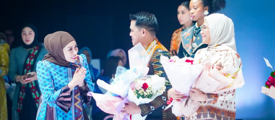 TERUS GENJOT PROMOSI KAIN TENUN KHAS KONASARA DI KANCAH NASIONAL, HJ. WISRA WASTAWATI IKBAR HADIRI INDONESIA FASHION WEEK 2026