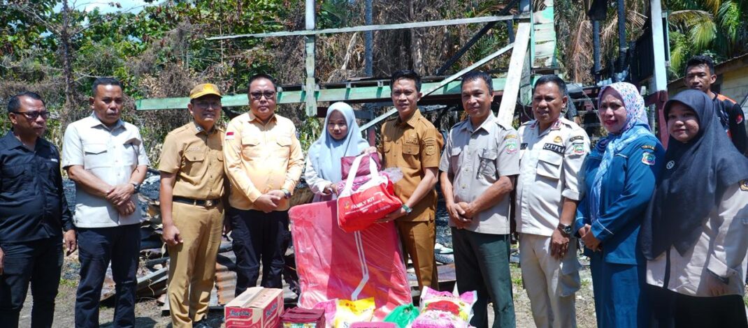PEMDA KONUT SALURKAN BANTUAN KEPADA KORBAN KEBAKARAN DI KEC. LASOLO, BUPATI H. IKBAR PASTIKAN PEMBANGUNAN RUMAH LAYAK HUNI