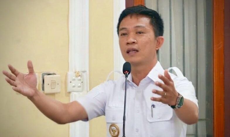 DORONG EKONOMI KERAKYATAN, BUPATI IKBAR SERAHKAN RIBUAN BANTUAN TERNAK AYAM DAN PAKAN